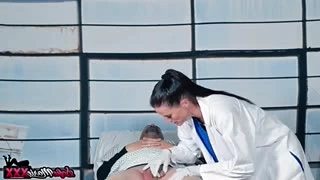 Sexy cougar does hand job