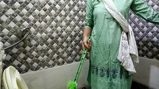 Single mummy in the shower