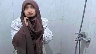 In muslim headscarf fucks with landlord in the shower